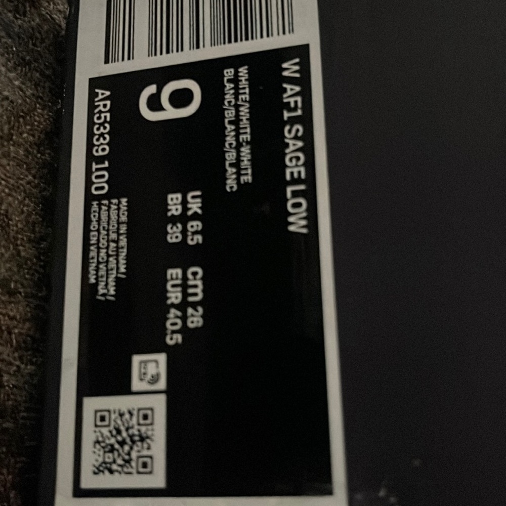 Af1 safe low size 9 women new never been worn, box damaged ...